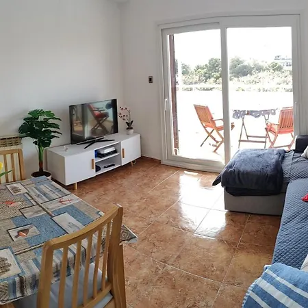 Апартаменты Sunny Flat With Balcony And Sea Views Камбрильс