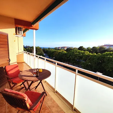 Апартаменты Sunny Flat With Balcony And Sea Views