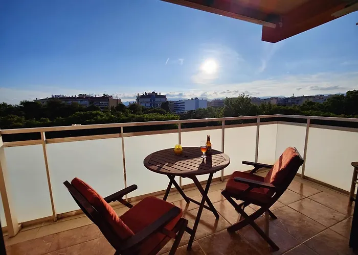 شقة Sunny Flat With Balcony And Sea Views