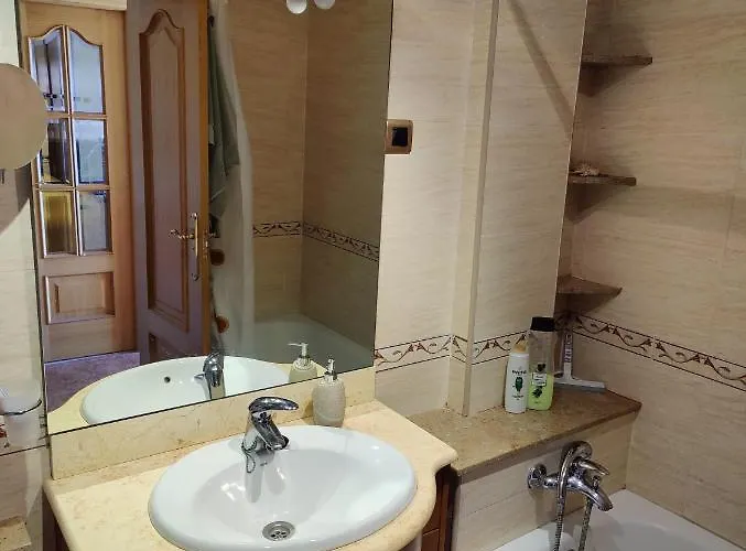 Sunny Flat With Balcony And Sea Views شقة