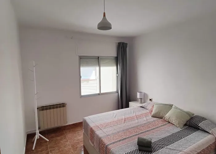 Sunny Flat With Balcony And Sea Views شقة كامبريلس