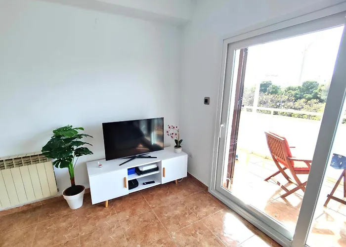 Sunny Flat With Balcony And Sea Views شقة *