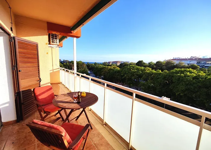 شقة Sunny Flat With Balcony And Sea Views