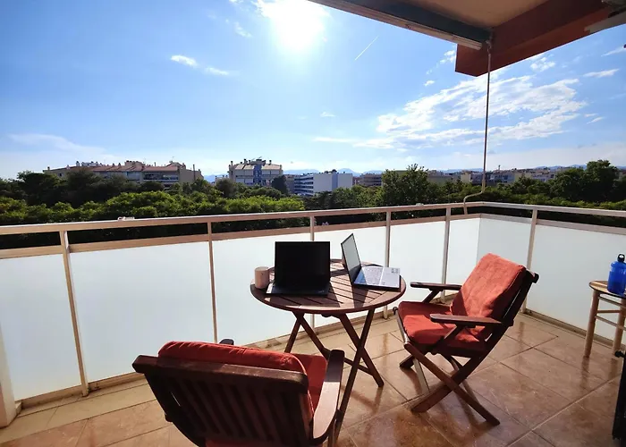Sunny Flat With Balcony And Sea Views شقة
