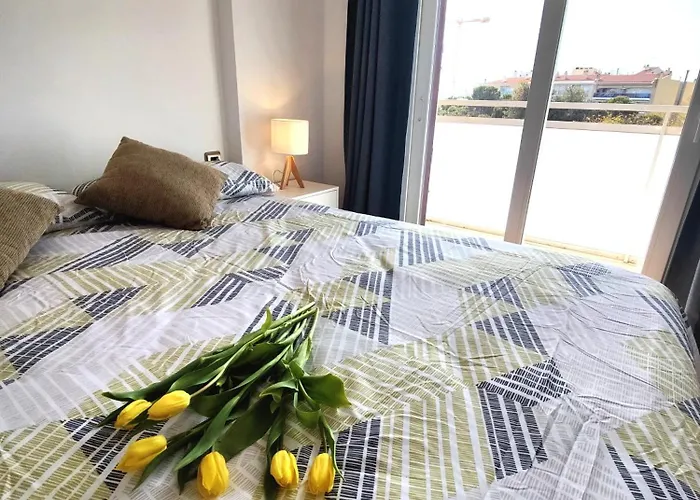 Sunny Flat With Balcony And Sea Views شقة *
