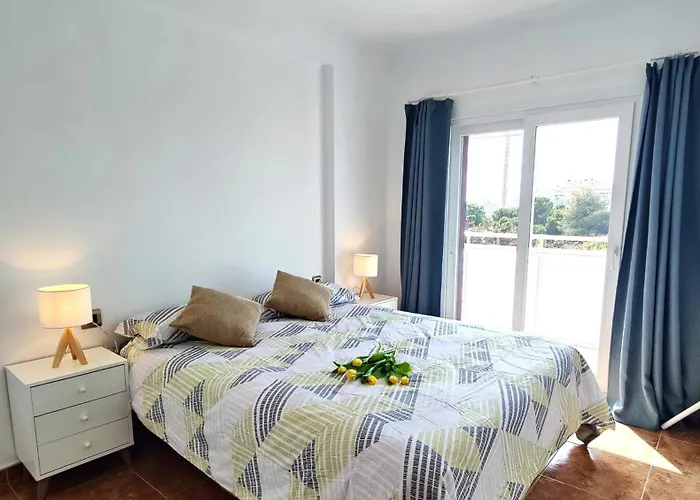 شقة Sunny Flat With Balcony And Sea Views *
