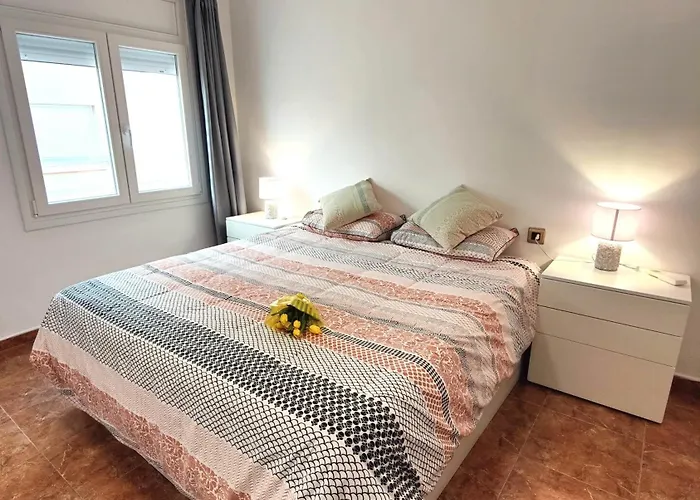 Sunny Flat With Balcony And Sea Views شقة