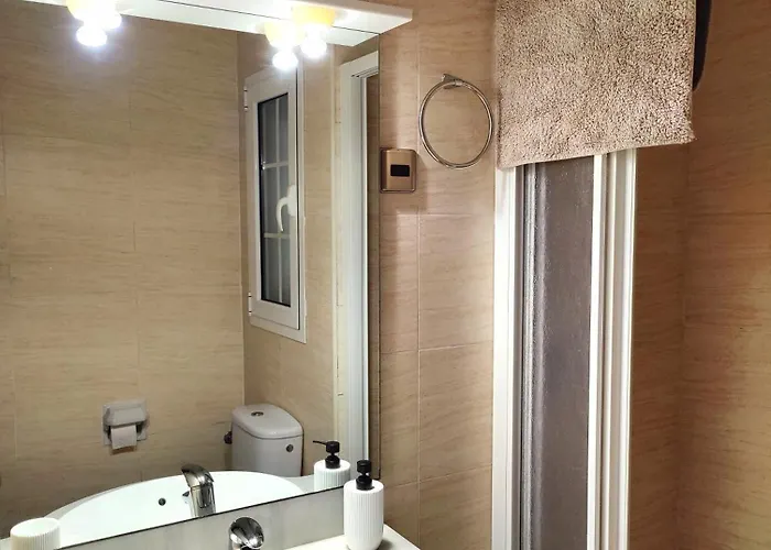 Sunny Flat With Balcony And Sea Views شقة *