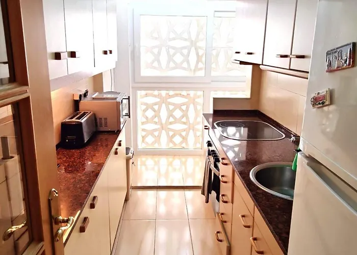 Sunny Flat With Balcony And Sea Views شقة
