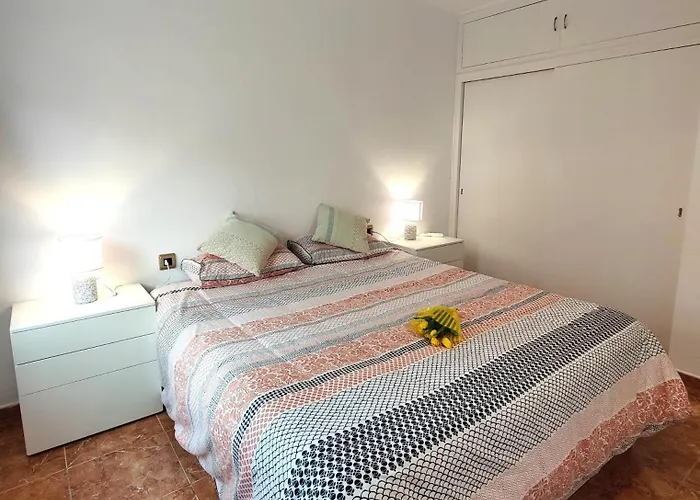 Sunny Flat With Balcony And Sea Views شقة *