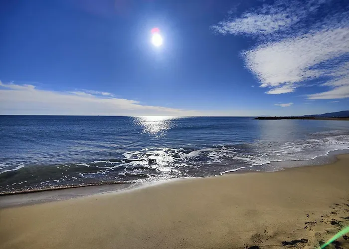 Sunny Flat With Balcony And Sea Views شقة